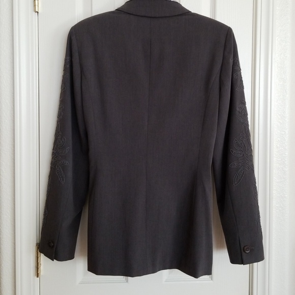 Embroidered sleeve blazer - Picture 2 of 3